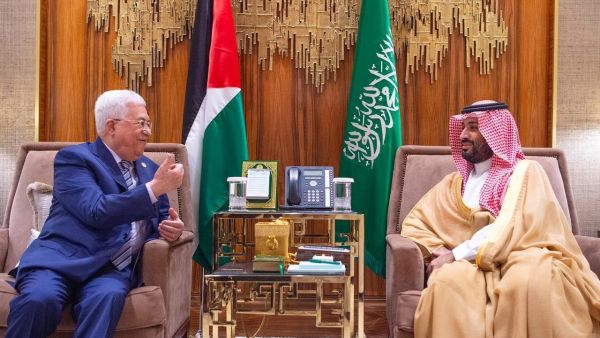 ولي العهد السعودي الأمير محمد بن سلمان خلال ا ستقباله الرئيس الفلسطيني محمود عباس الخميس 