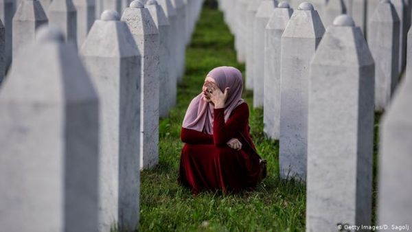 البوسنيون يحيون الذكرى 25 لمذبحة سريبرينتشا المرعبة