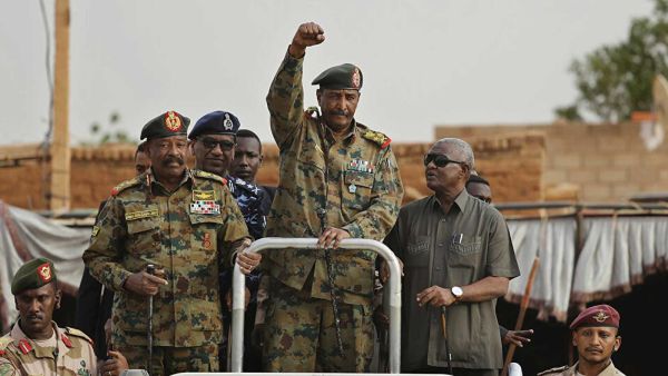 تظاهرات ضد مجلس السيادة الجديد في السودان والحكومة المعزولة تعتبره امتدادا لـ"الانقلاب"