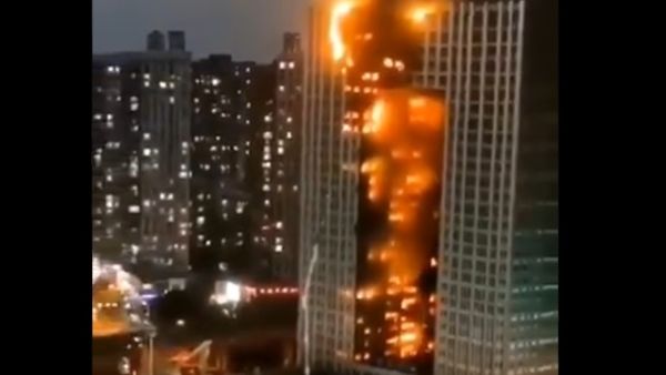 حريق هائل يأتي على برج سكني تقطنه مئات العائلا بالصين