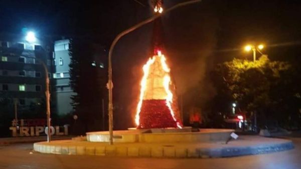 مجهولون يحرقون شجرة الميلاد في طرابلس اللبنانية 
