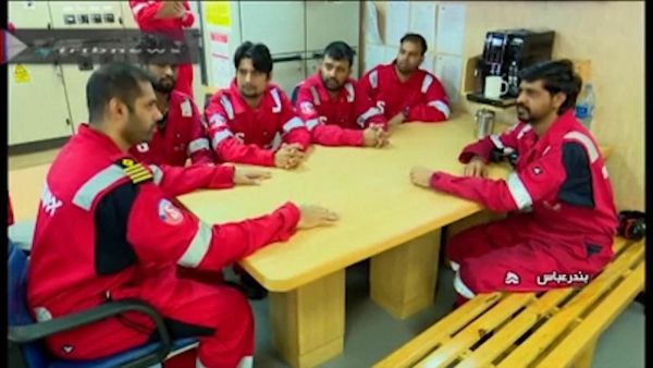 أفراد طاقم الناقلة المحتجزة من قبل ايران البالغ وعددهم 23 ويحملون جنسيات من الهند وروسيا ولاتفيا والفلبين