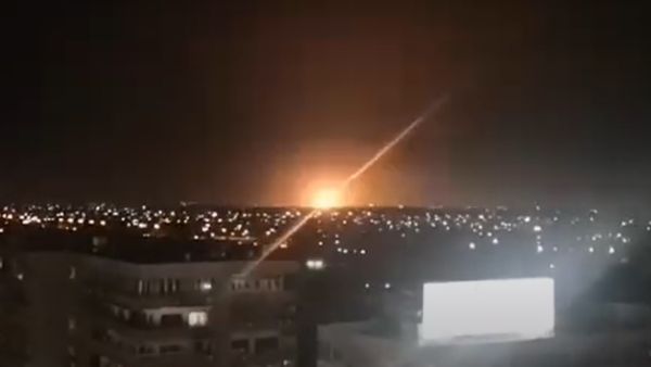 الدفاعات السورية تتصدى لهجوم صاروخي اسرائيلي في سماء دمشق (فيديو)