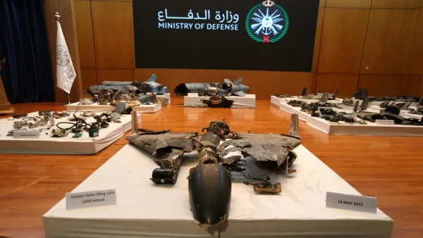 عرضت السعودية حطام طائرات مسيرة وصواريخ قالت إنها استُخدمت في الهجمات