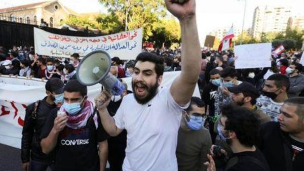 الآلاف يتظاهرون وسط بيروت للمطالبة بحكومة مستقلة