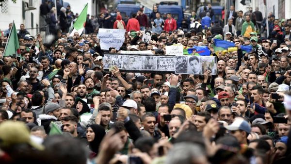 الجزائريون يواصلون التظاهر رفضا لانتخابات الرئاسة