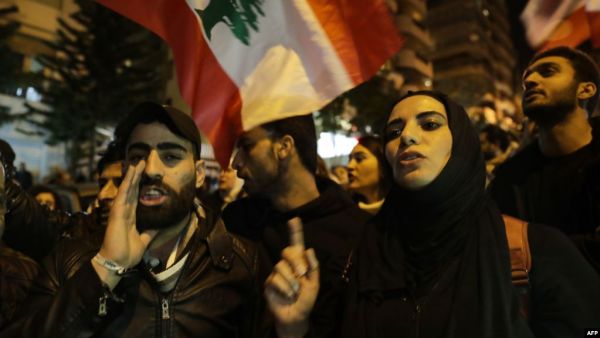 لبنانيون يتظاهرون مجدد امام منزل رئيس الوزراء المكلف لمطالبته بالاستقالة