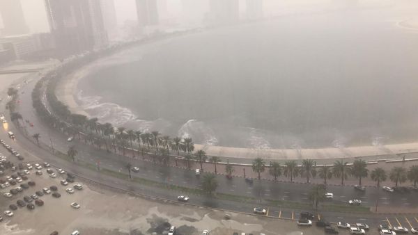 أمطار غزيرة وفيضانات تتسبب بإلغاء وتأجيل رحلات بمطار دبي