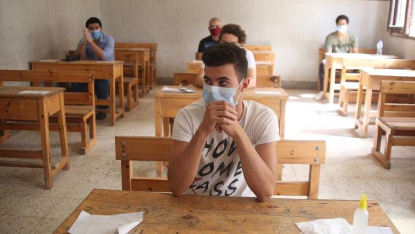 طلاب الثانوية العامة بمصر يبدأون امتحاناتهم في ظل كورونا