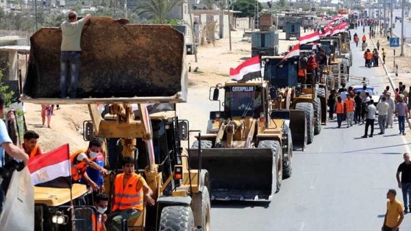 آليات وأطقم هندسية مصرية تدخل قطاع غزة