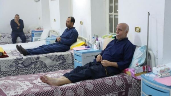 سجناء يتلقون علاجا في المركز الطبي في سجون مجمع طرة 