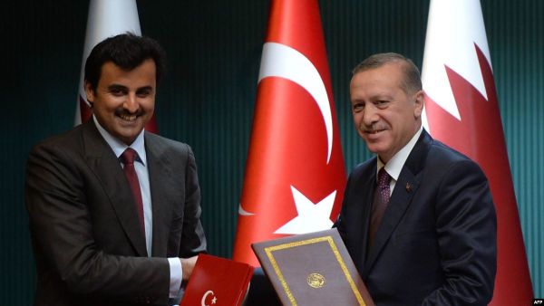 رجب طيب اردوغان (يمين) والشيخ تميم بن حمد