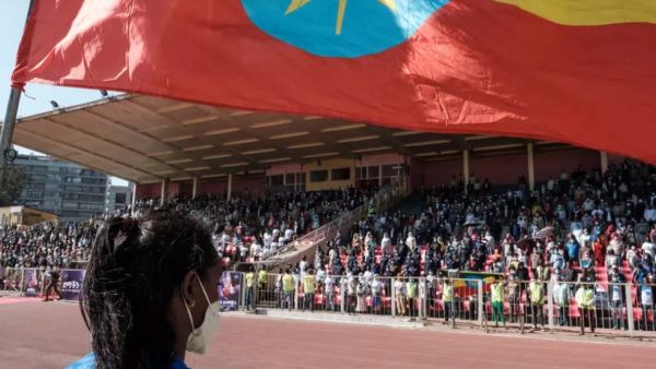 حشد يقف لإلقاء النشيد الوطني الإثيوبي خلال فعالية تبرع بالدم في أديس أبابا