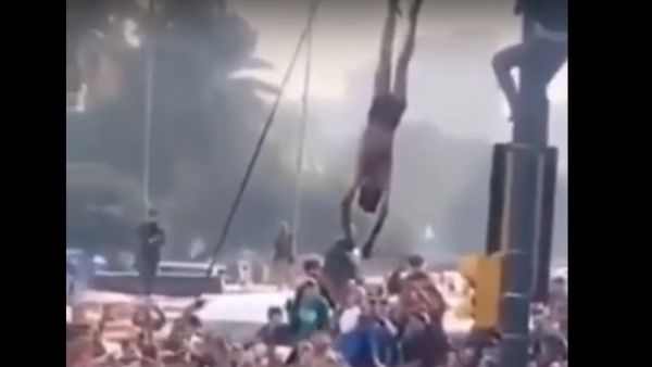 محتجون يعدمون مسلحا ويعلقون جثته على عمود ببغداد 