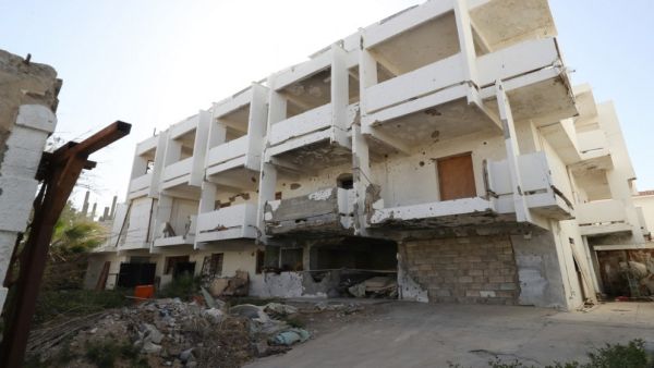 مبنى السفارة الفرنسية القديم في طرابلس وهو يحمل آثار اعتداء بسيارة مفخخة عام 2013