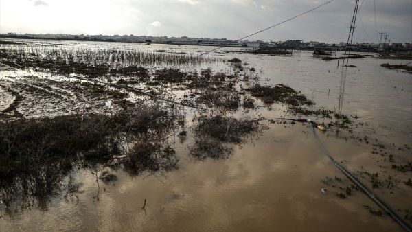 إسرائيل تُغرق أراضي زراعية شرقي غزة