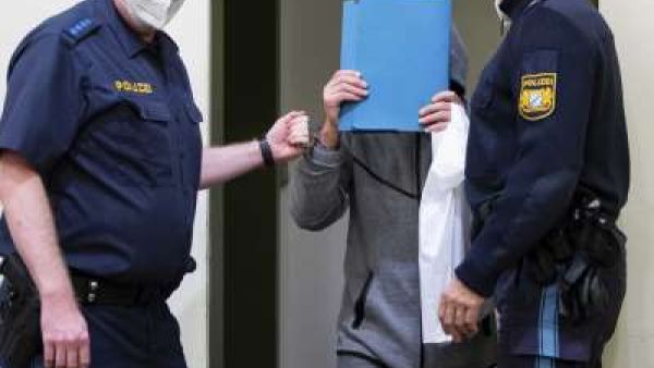 حكم بالسجن على ألماني أخصى ثمانية رجال على طاولة مطبخه