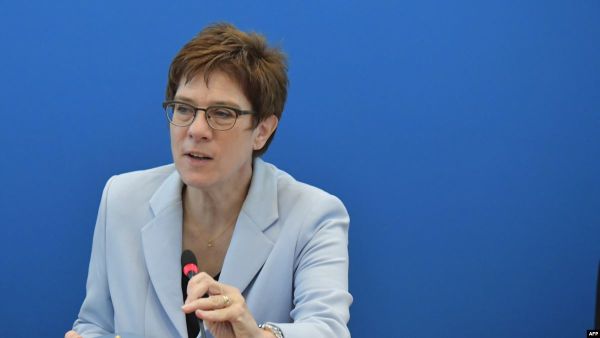 وزيرة الدفاع الألمانية أنيجريت كرامب كارينباور