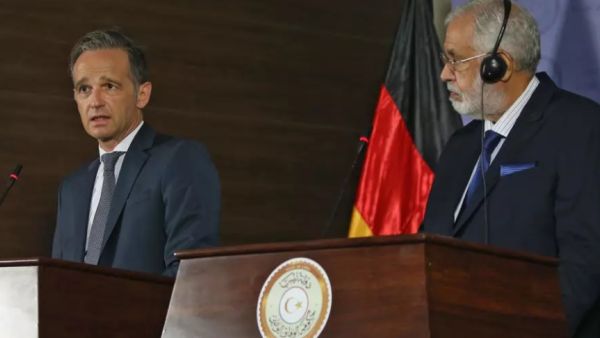 وزير الخارجية في حكومة الوفاق الوطني الليبية محمد الطاهر سيالية (يمين) مع وزير الخارجية الألماني هايكو ماس خلال مؤتمر صحافي مشترك في طرابلس.