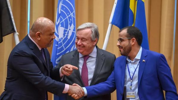 وزير الخارجية اليمني خالد اليماني (يسار) وكبير مفاوضي الحوثيين محمد عبد السلام يتصافحان أمام الامين العام للامم المتحدة انطونيو غوتيريش 