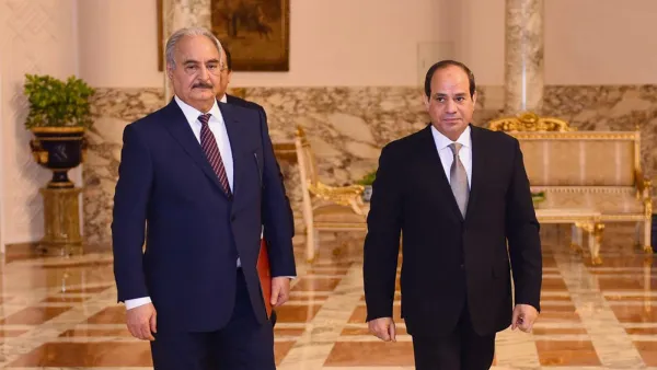 الرئيس المصري عبد الفتاح السيسي (يمين) والمشير خليفة حفتر
