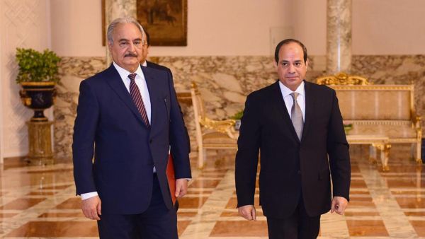 الرئيس المصري عبد الفتاح السيسي (يمين) والمشير خليفة حفتر