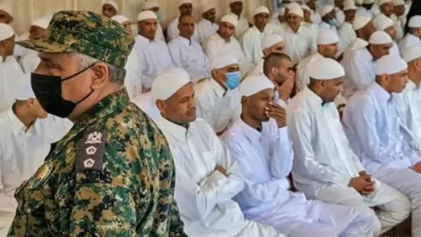 أسرى حرب موالين لقوات المشير خليفة حفتر أثناء الإفراج عنهم بإشراف حكومة الوحدة الجديدة بمدينة الزاوية الساحلية غرب طرابلس