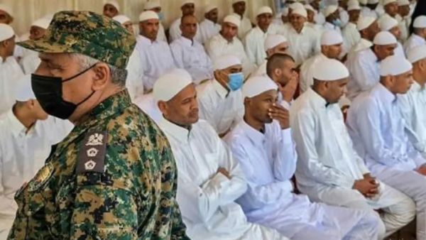 أسرى حرب موالين لقوات المشير خليفة حفتر أثناء الإفراج عنهم بإشراف حكومة الوحدة الجديدة بمدينة الزاوية الساحلية غرب طرابلس