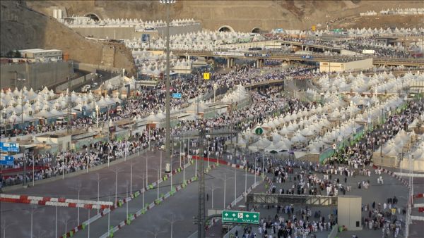 حجاج بيت الله ينفرون إلى مزدلفة بعد قضاء الركن الأعظم وقوفا بعرفة