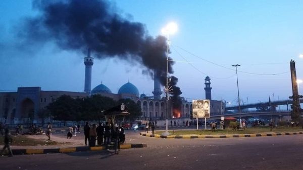 متظاهرون يضرمون النار في "مرقد الحكيم" بمدينة النجف