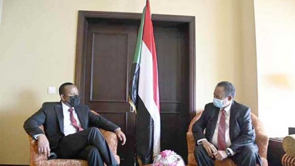 ارشيفية- رئيسا وزراء السودان عبد الله حمدوك (يمين) واثيوبيا ابيي احمد