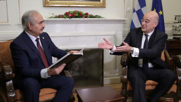 حفتر (يسار) مع وزير الخارجية اليوناني نيكوس ديندياس