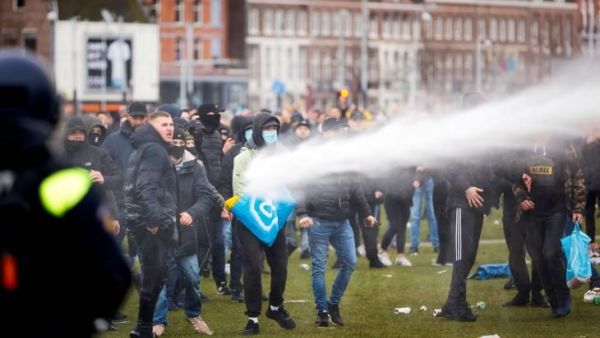 صدامات وأعمال نهب خلال احتجاجات على حظر التجول في هولندا‎