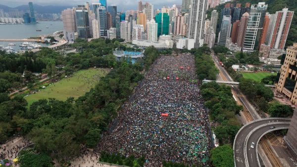 مسيرات “سلمية” حاشدة مؤيدة للديمقراطية في هونغ كونغ