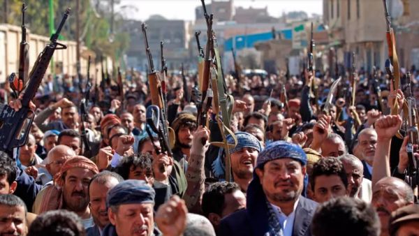 الحوثيون يتظاهرون في صنعاء للتنديد بتصنيفهم منظمة ارهابية