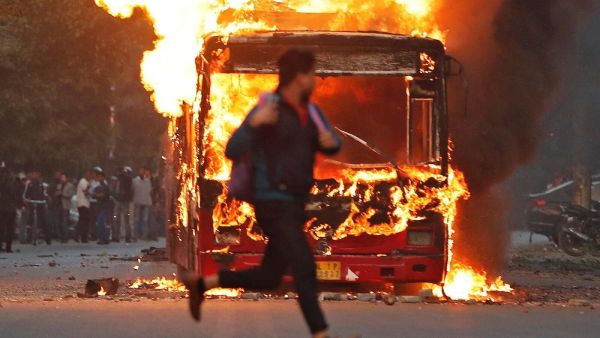 قطع خدمة الهاتف في نيودلهي مع تصاعد التظاهرات