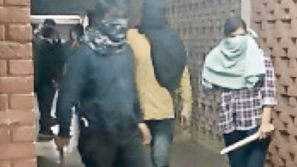 ملثمون يحملون هراوات وقضبان حديدية في حرم جامعة جواهر لال نهرو