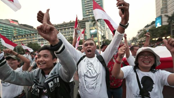 انصار جوكو ويدودو يحتفلون بفوزه في الانتخابات