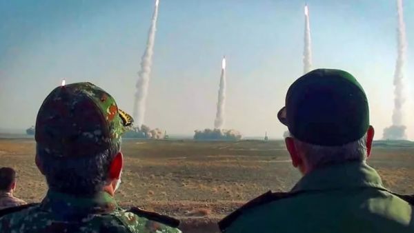 إطلاق صواريخ وطائرات مسيرة خلال مناورة للحرس الإيراني