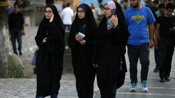 نساء في احد الشوارع العامة في طهران