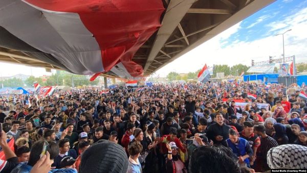 الاف المحتجين في ساحة التحرير