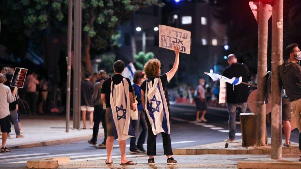 آلاف الإسرائيليين يتظاهرون ضد نتنياهو رغم العزل العام بسبب كورونا