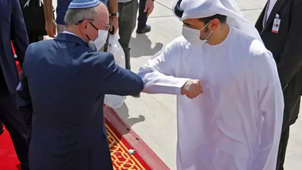مسؤولان إماراتي وإسرائيلي خلال وداع الوفد الإسرائيلي في أبوظبي