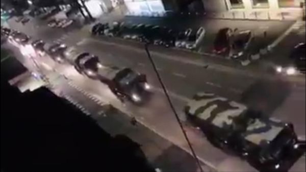 عربات الجيش تنتقل توابيت الموتى بالكورونا تحت جنح الليل في ايطاليا
