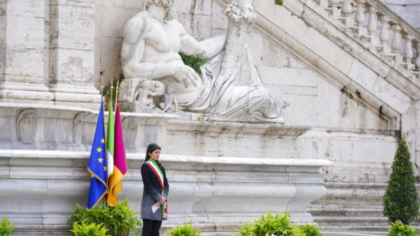 رئيسة بلدية روما فرجينيا راغي تقف دقيقة صمت على ضحايا الماساة