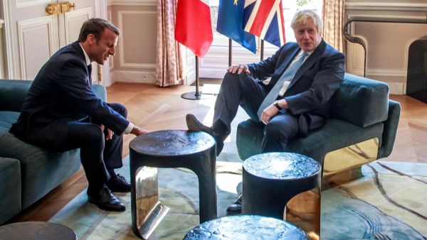 حذاء جونسون في وجه ماكرون داخل الاليزيه