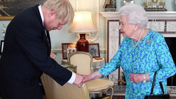 الملكة اليزابيث خلال استقبالها جونسون