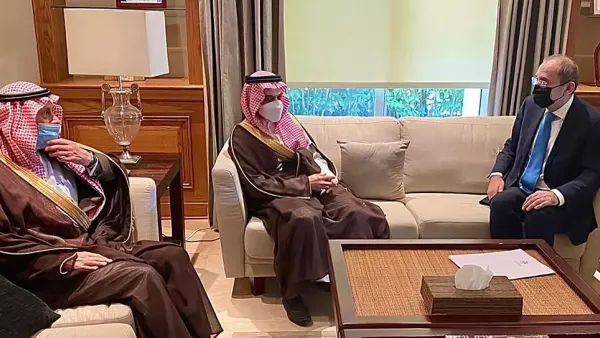 وزير الخارجية الأردني أيمن الصفدي (يمين) مع نظيره السعودي فيصل بن فرحان آل سعود (وسط) في العاصمة عمان.