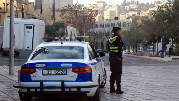 رجال شرطة في عمان