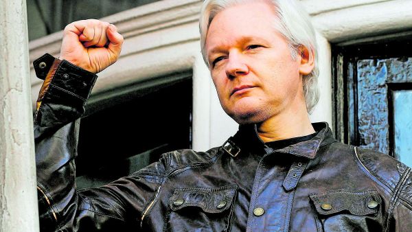 قاضية بريطانية ترجئ محاكمة تسليم أسانج جرّاء كورونا